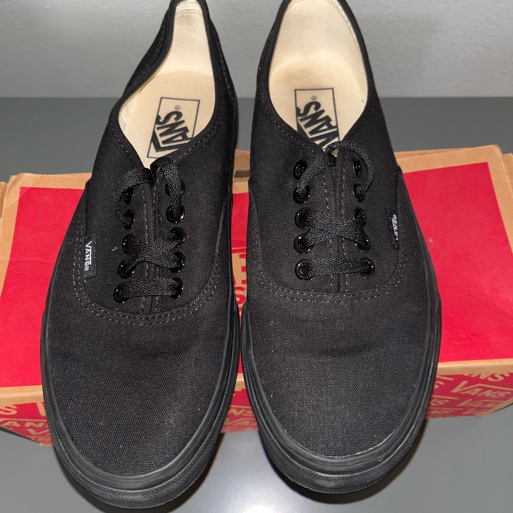 Vans Authentic Black Unisex size 7mens / 8.5womens